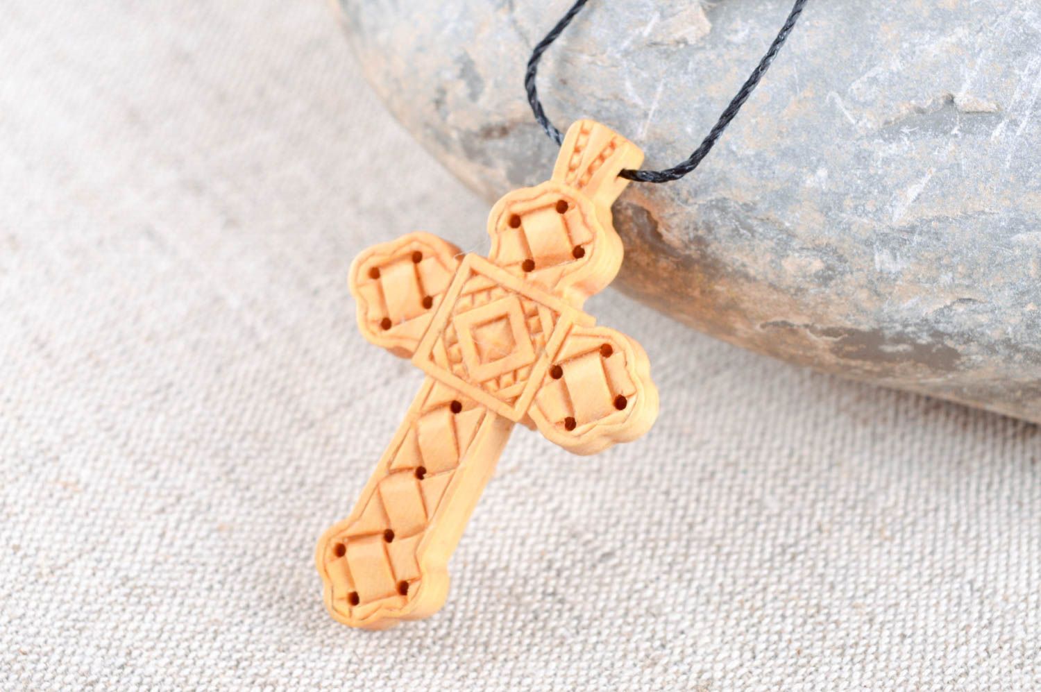 Handmade Kreuz Anhänger Designer Schmuck Kreuz aus Holz hell mit Schnitzerei foto 1