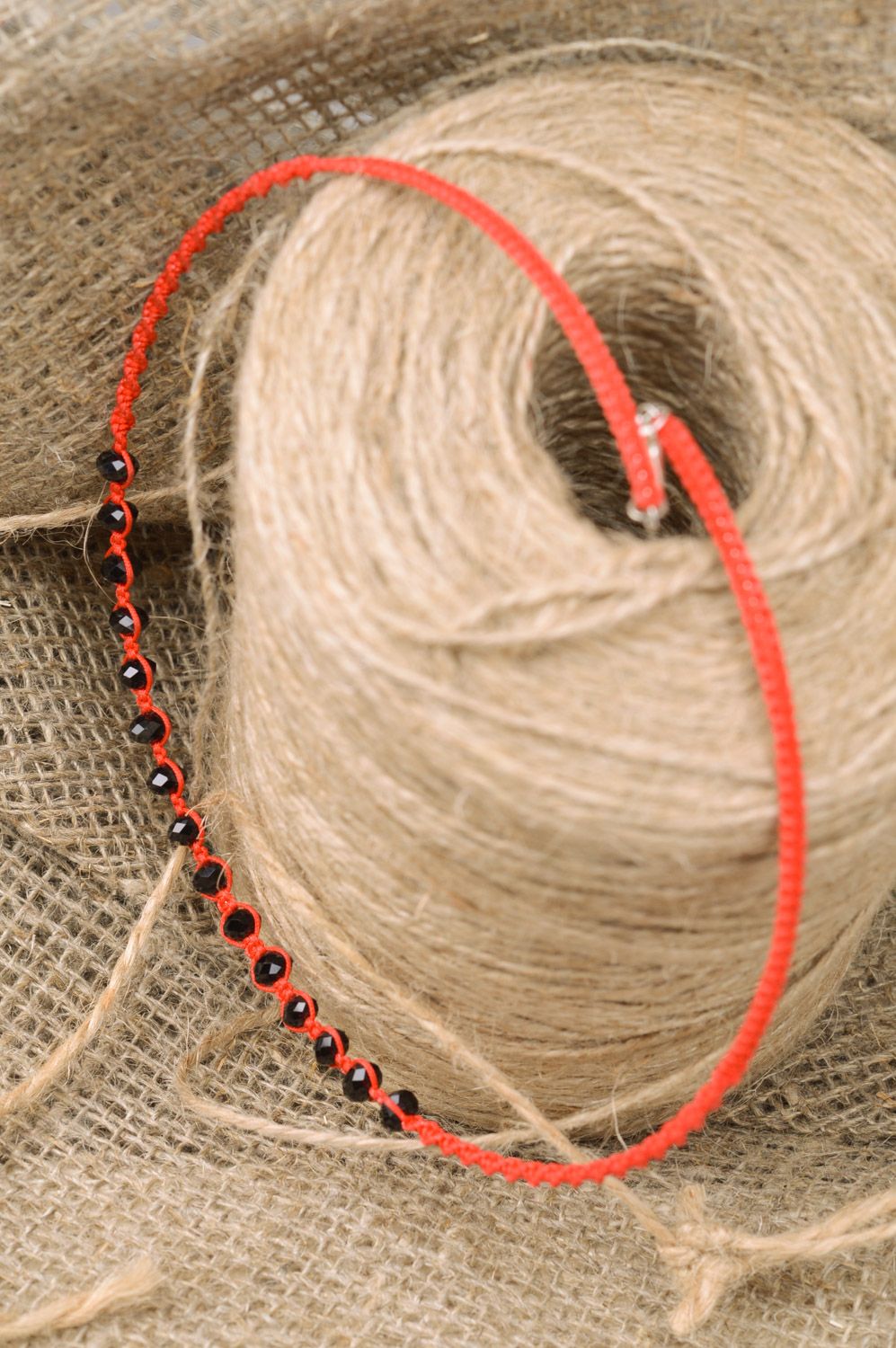 Колье плетеное из ниток и черных бусин красное на проволоке модное ручная работа фото 5
