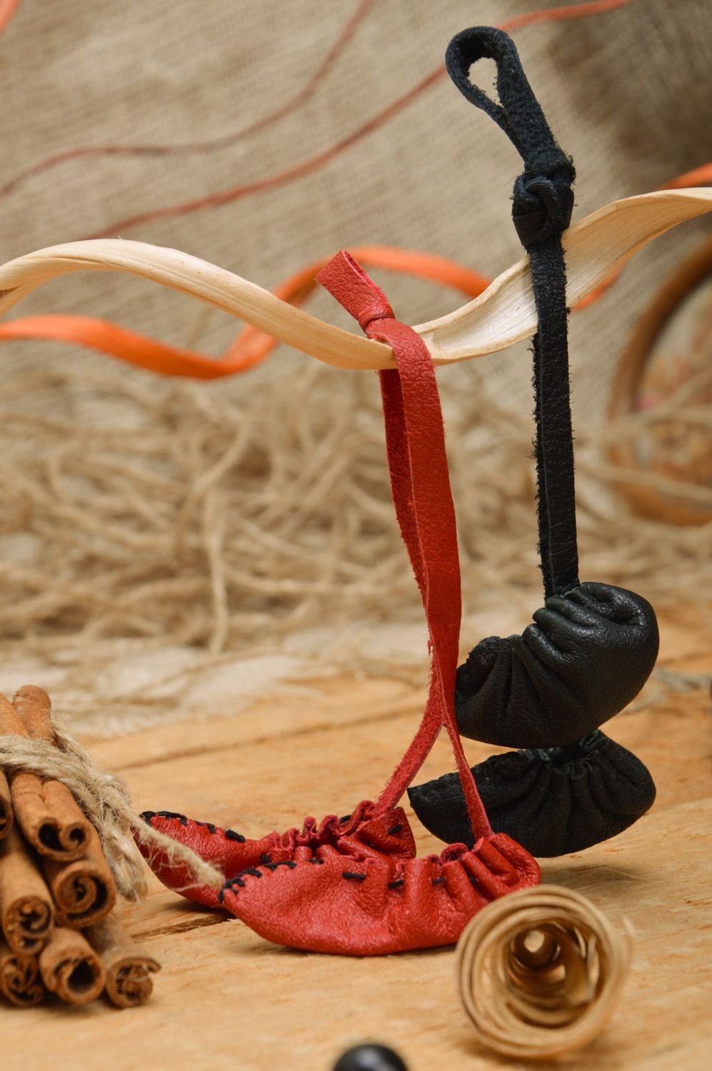 Набор брелков ручной работы из кожи лапти черный и красный на шнурках хендмэйд фото 1