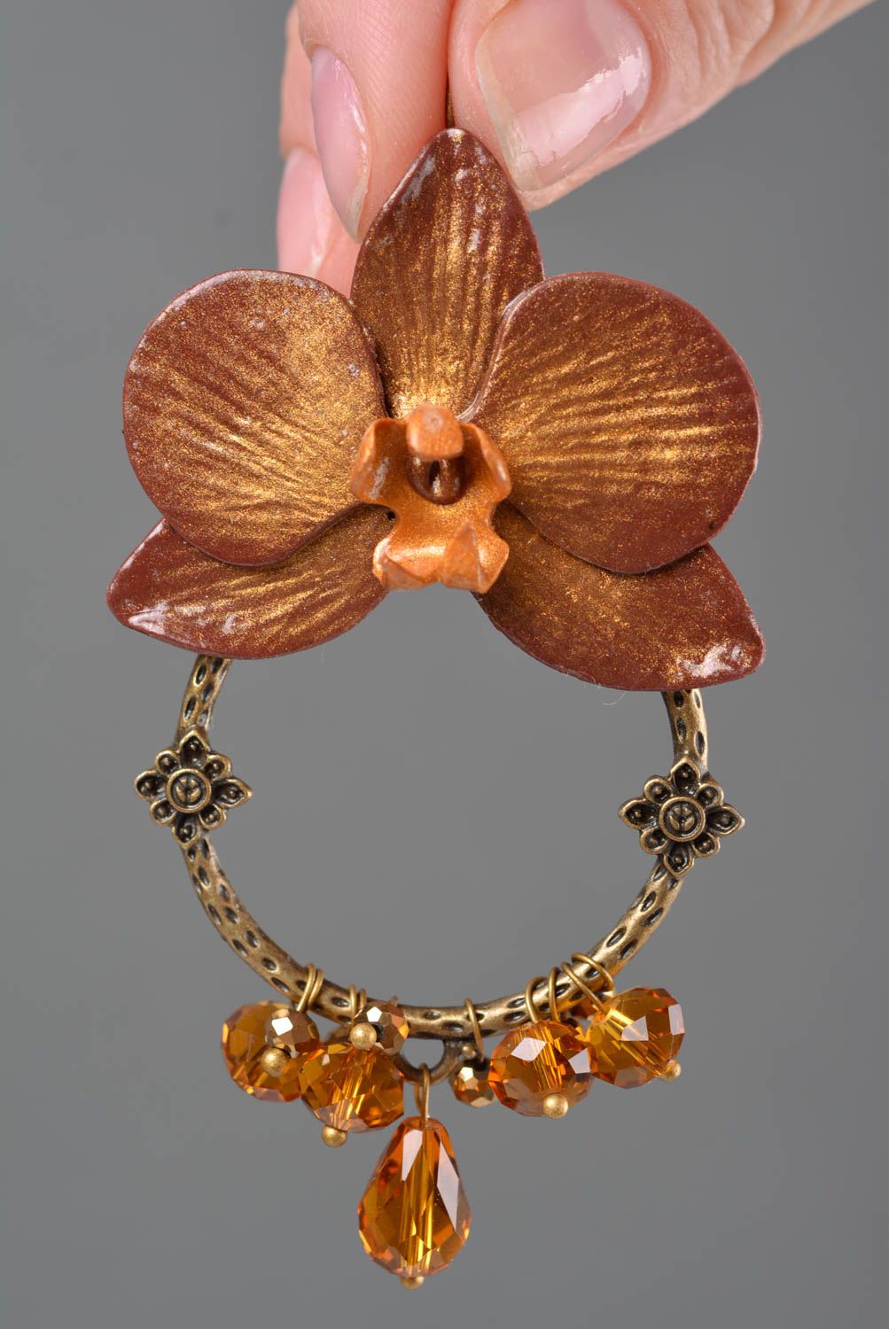 Boucles d'oreilles en pâte polymère pendantes forme d'orchidées faites main photo 3