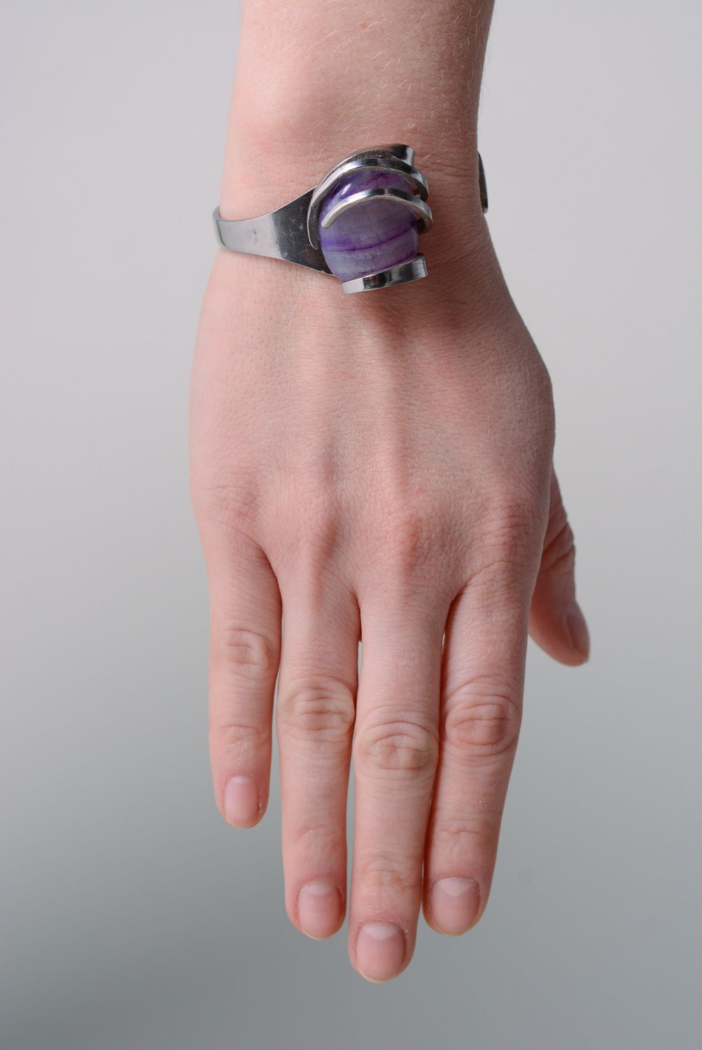 Bracelet en acier inoxydable et pierre naturelle violette fait main pour femme photo 3