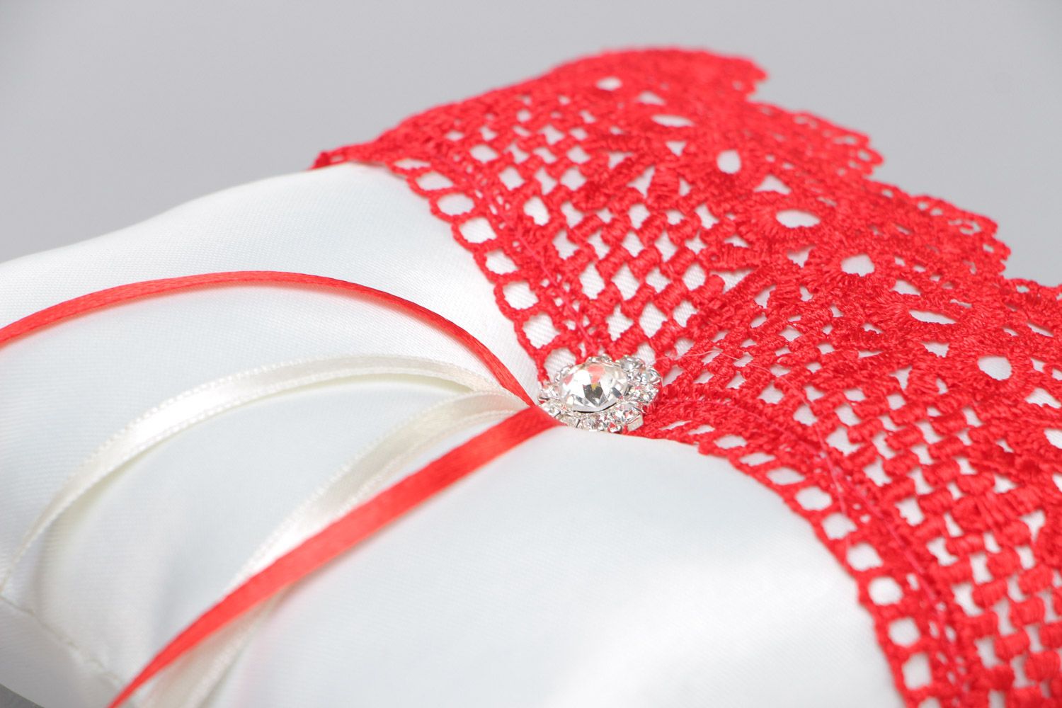 Handmade Ringkissen für Hochzeit aus Atlas mit roter Spitze und Glasperle foto 4