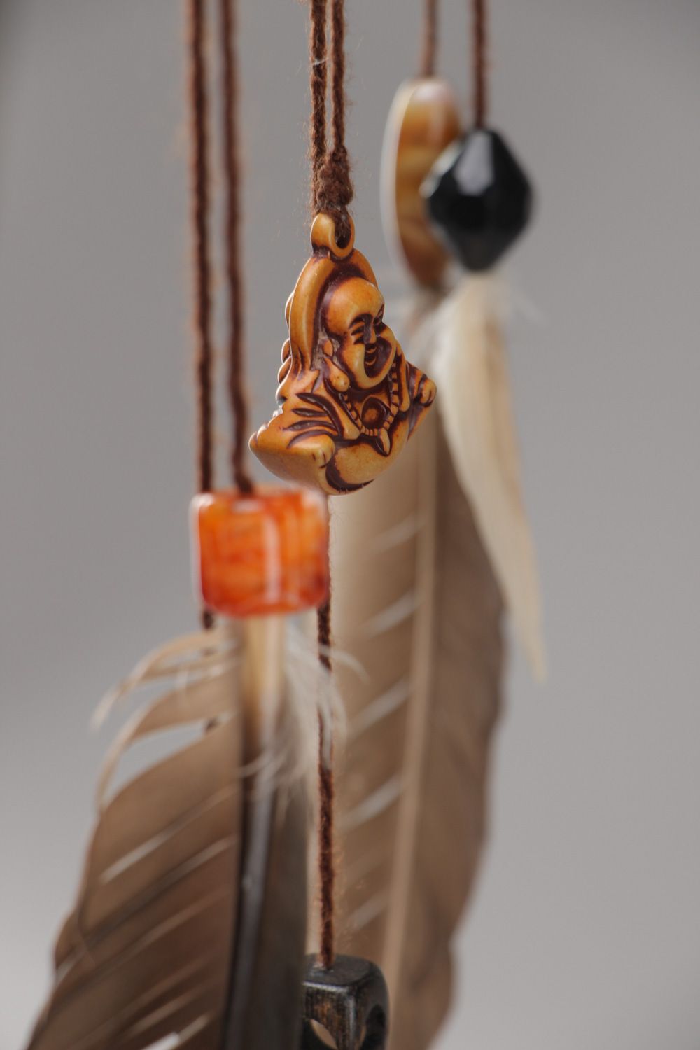 Joli capteur de rêves fin marron fait main en plumes et fils Petit Bouddha photo 4