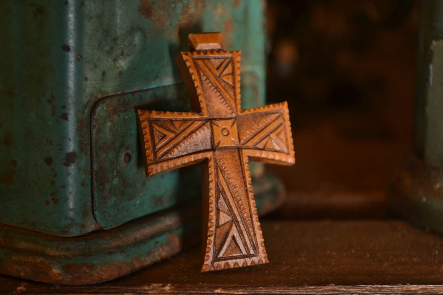 Крест ручной работы нательный крестик из груши оригинальный крестик с резьбой фото 1