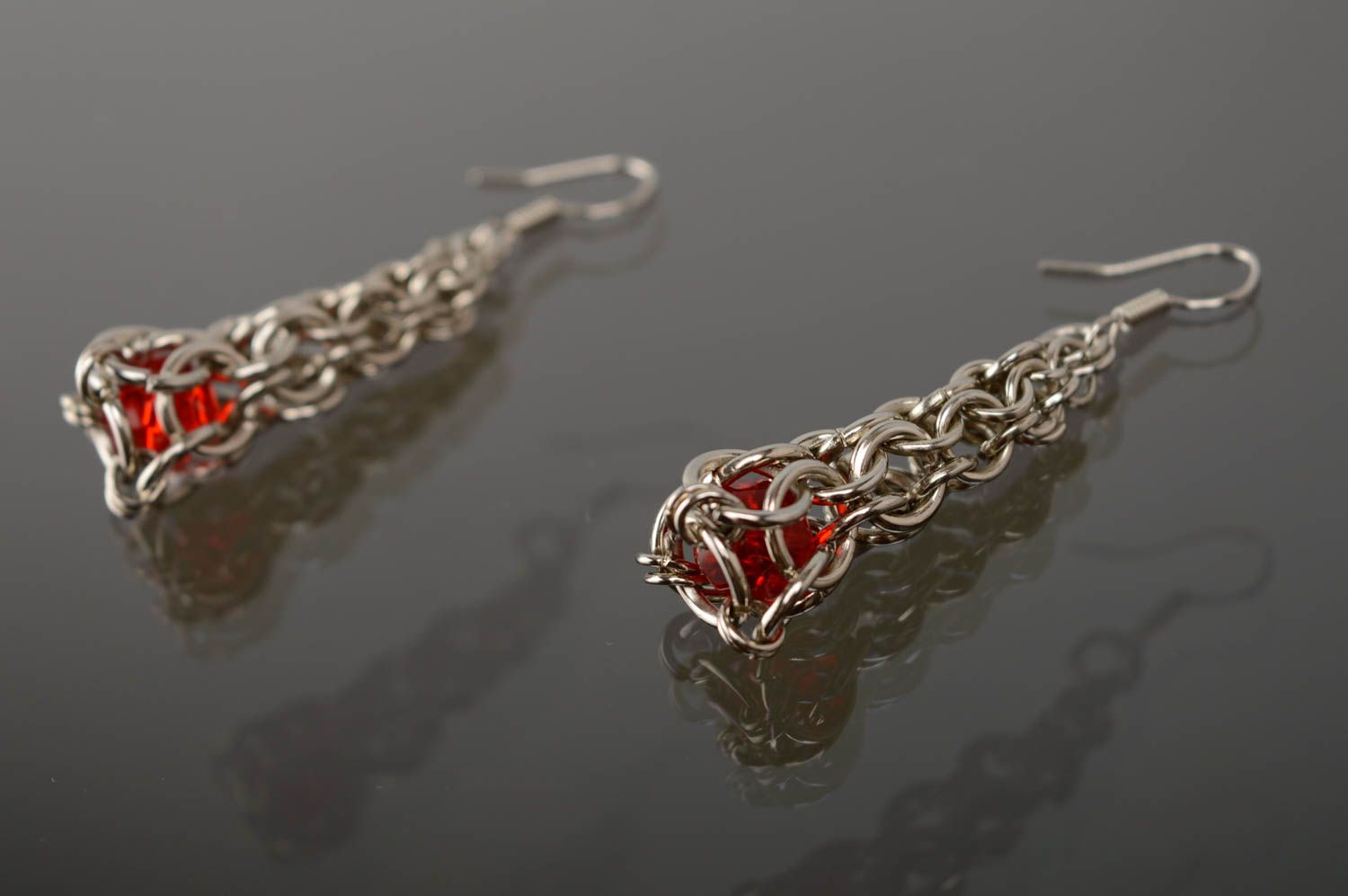 Boucles d'oreilles pendantes faites main technique cotte de maille originales photo 1