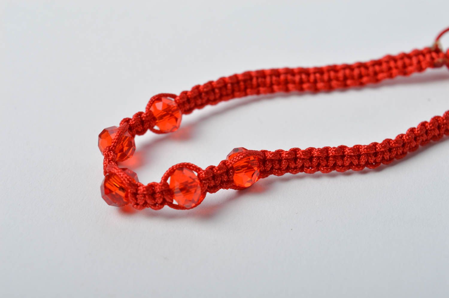 Bracelet textile fils rouges Bijou fait main design original Accessoire femme photo 5
