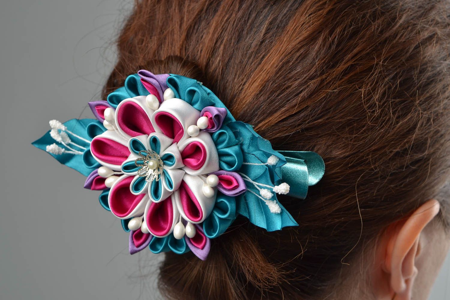 Handgemachte Haarklammer mit Blume aus Atlasbändern in Kanzashi Technik  foto 1
