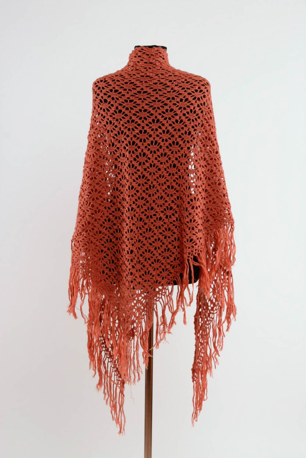 Châle tricoté au crochet ajouré rouge  photo 3