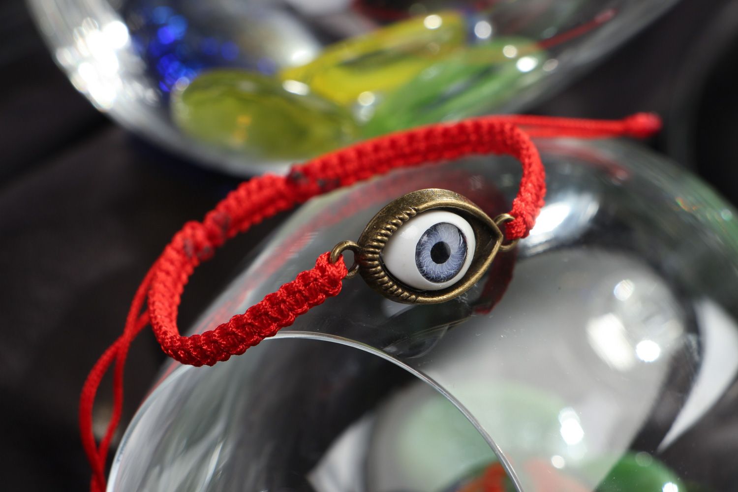 Bracelet rouge en lacet synthétique avec pendentif fait main Contre le sort photo 4