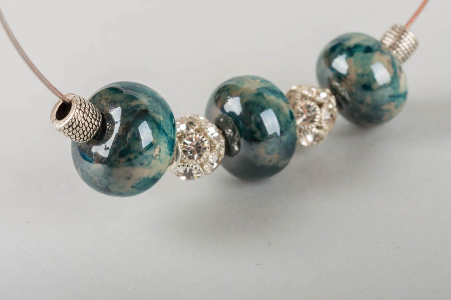 Лаконичное ожерелье из латуни колье чокер с фарфоровыми бусинами и стразами фото 5