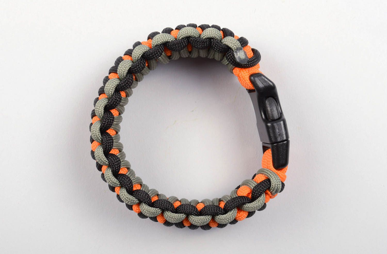 Bracelet paracorde Bijou fait main orange Accessoire homme design de créateur photo 4