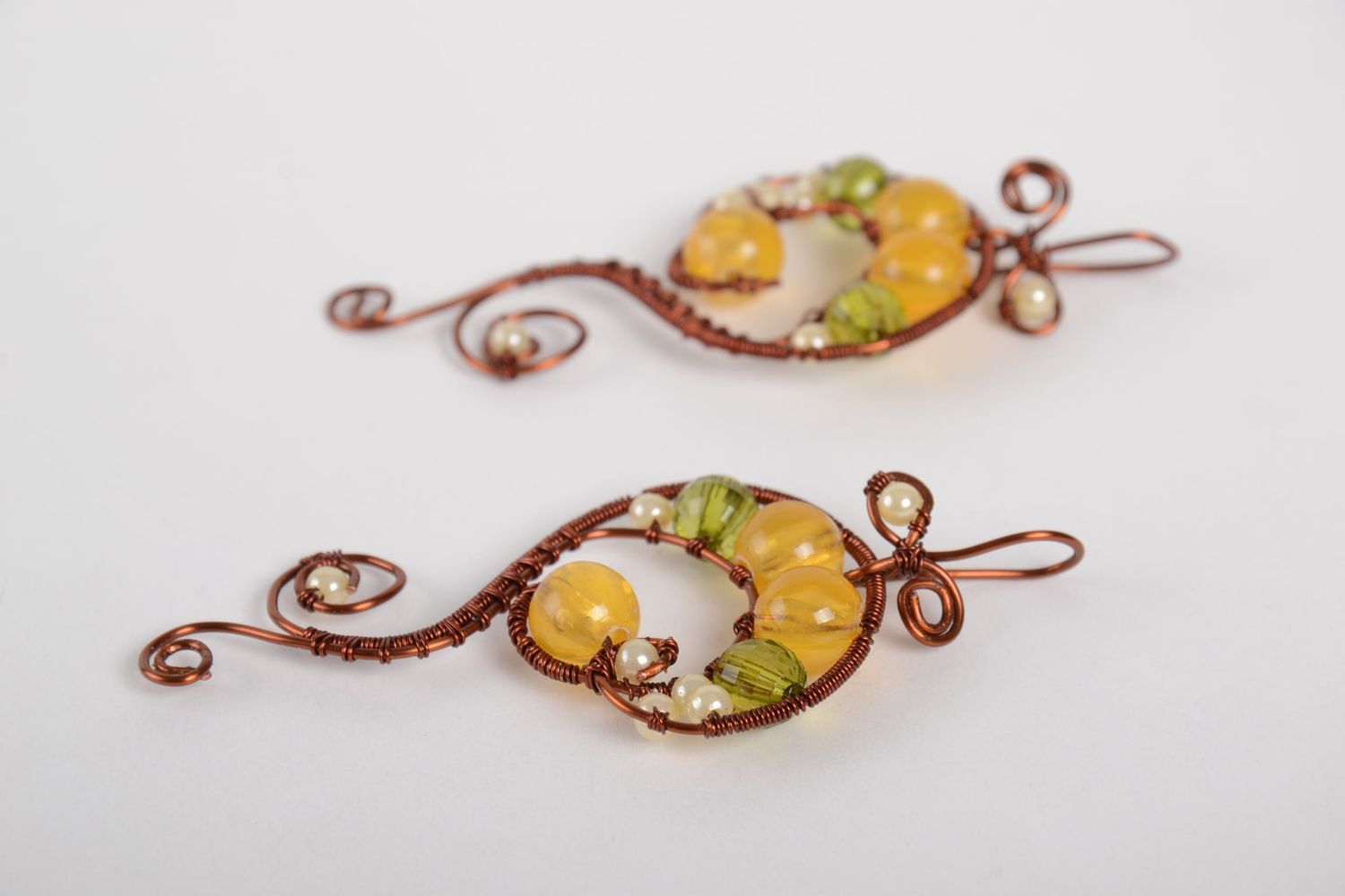 Boucles d'oreilles en cuivre Bijou fait main avec perles plastiques Cadeau femme photo 4