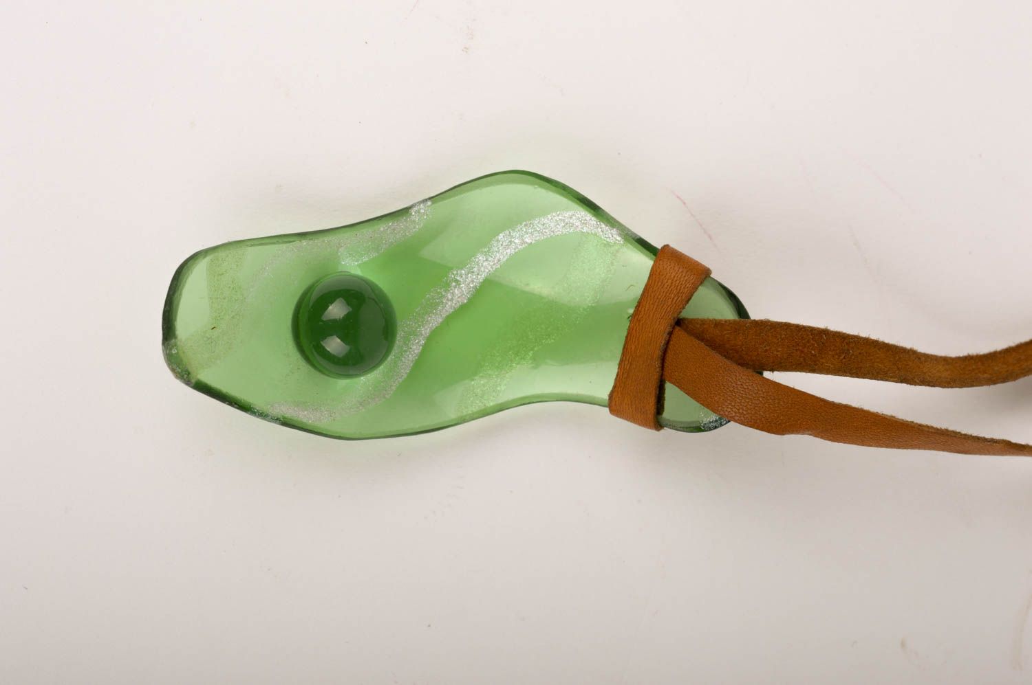 Кулон на шнурке ручной работы стеклянный кулон зеленый украшение из стекла фото 2