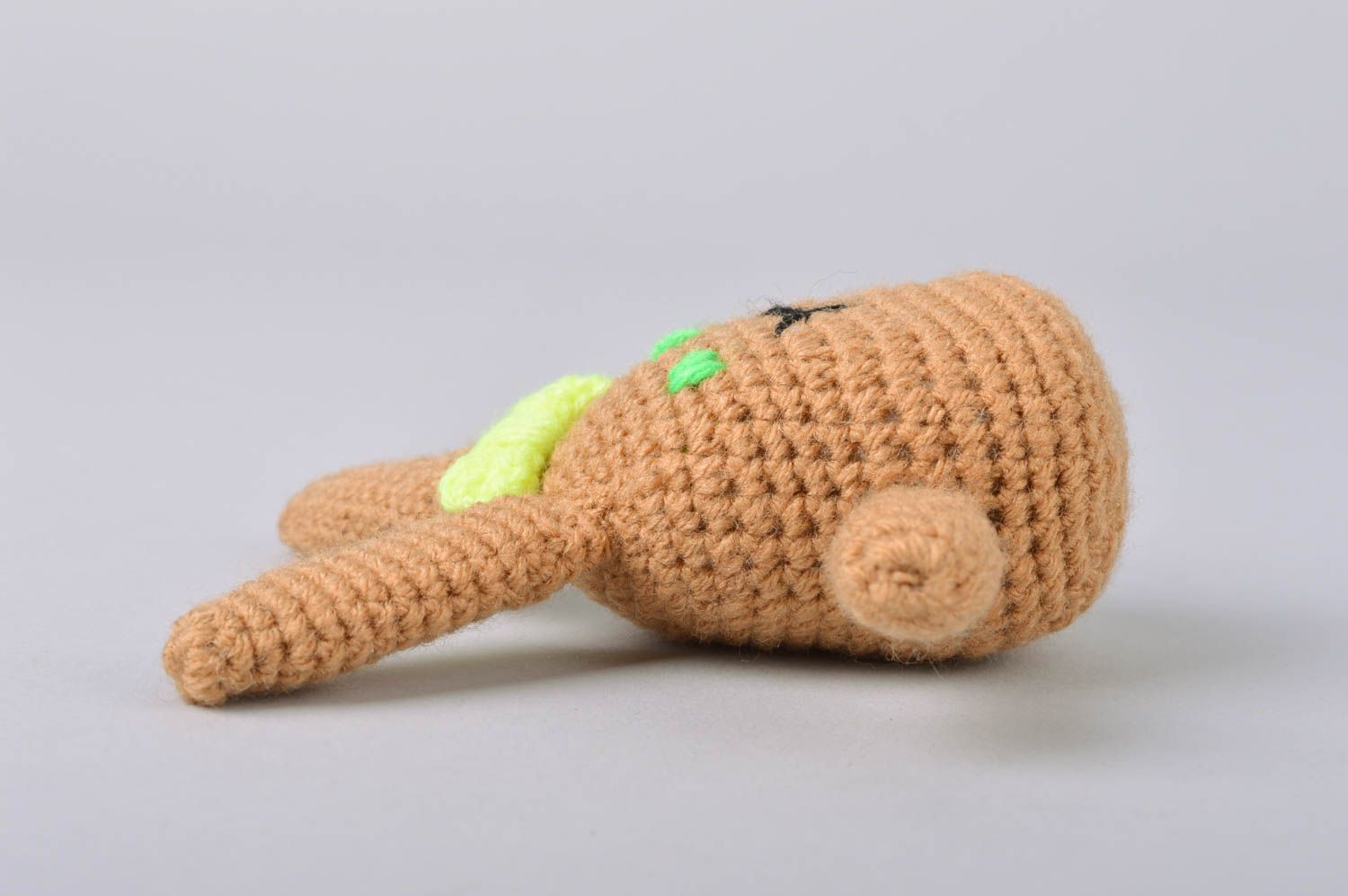 Jouet tricoté original fait main petit pour enfant en forme de lapin brun photo 3