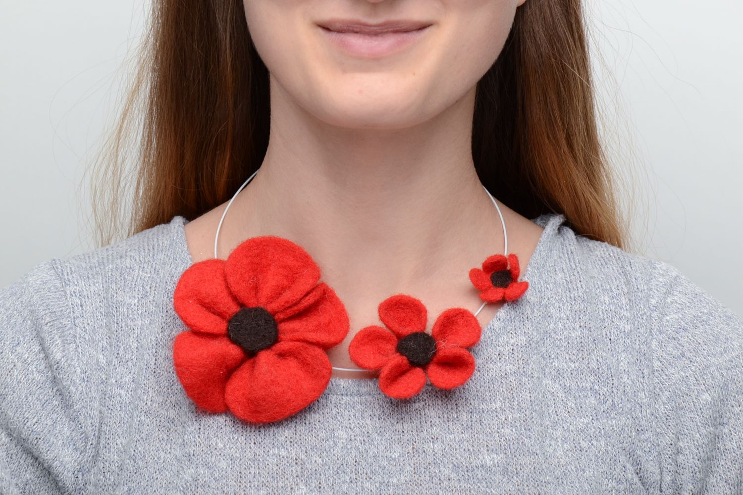 Wool felt necklace with red flowers photo 5