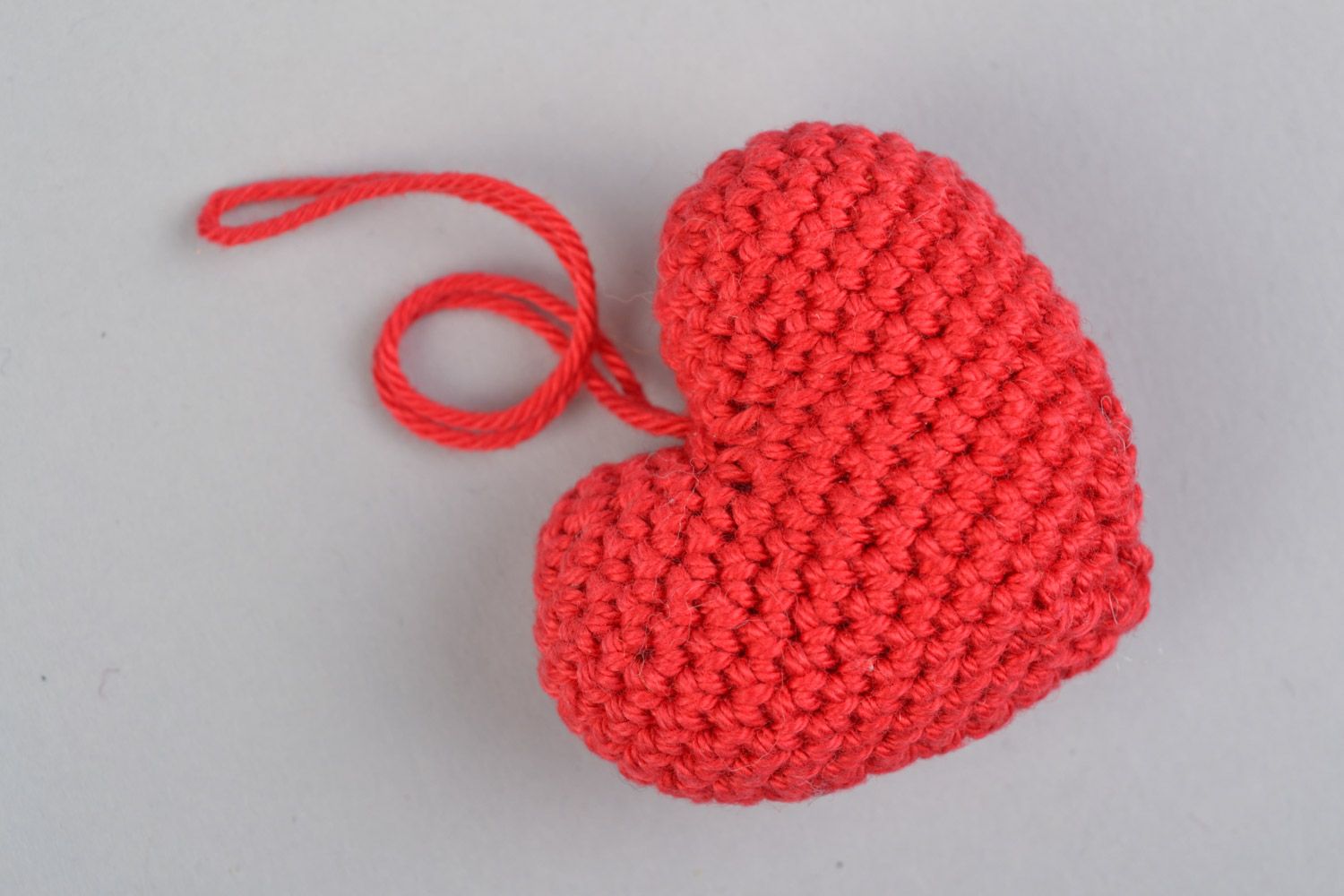 Suspension décorative coeur rouge tricoté en fils de coton au crochet faite main photo 3