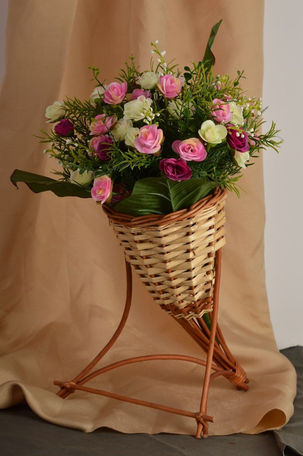 Подставка для цветов хэнд мэйд кашпо для цветов плетеная корзинка в виде рожка фото 1