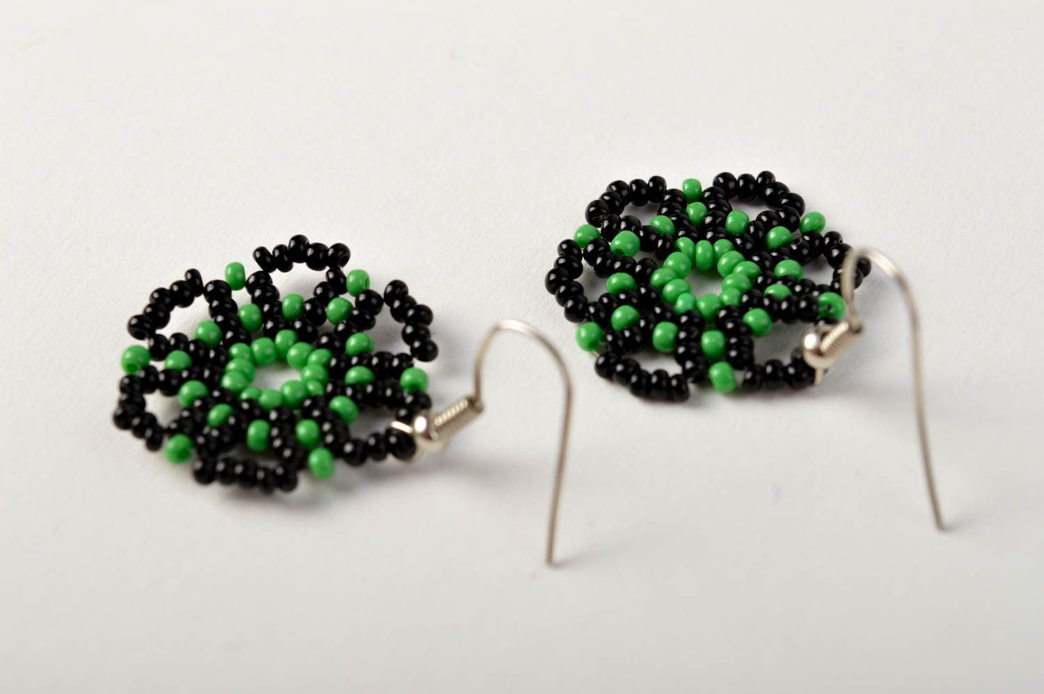 Бижутерия ручной работы бисерные серьги черно зеленые модные серьги ажурные фото 4