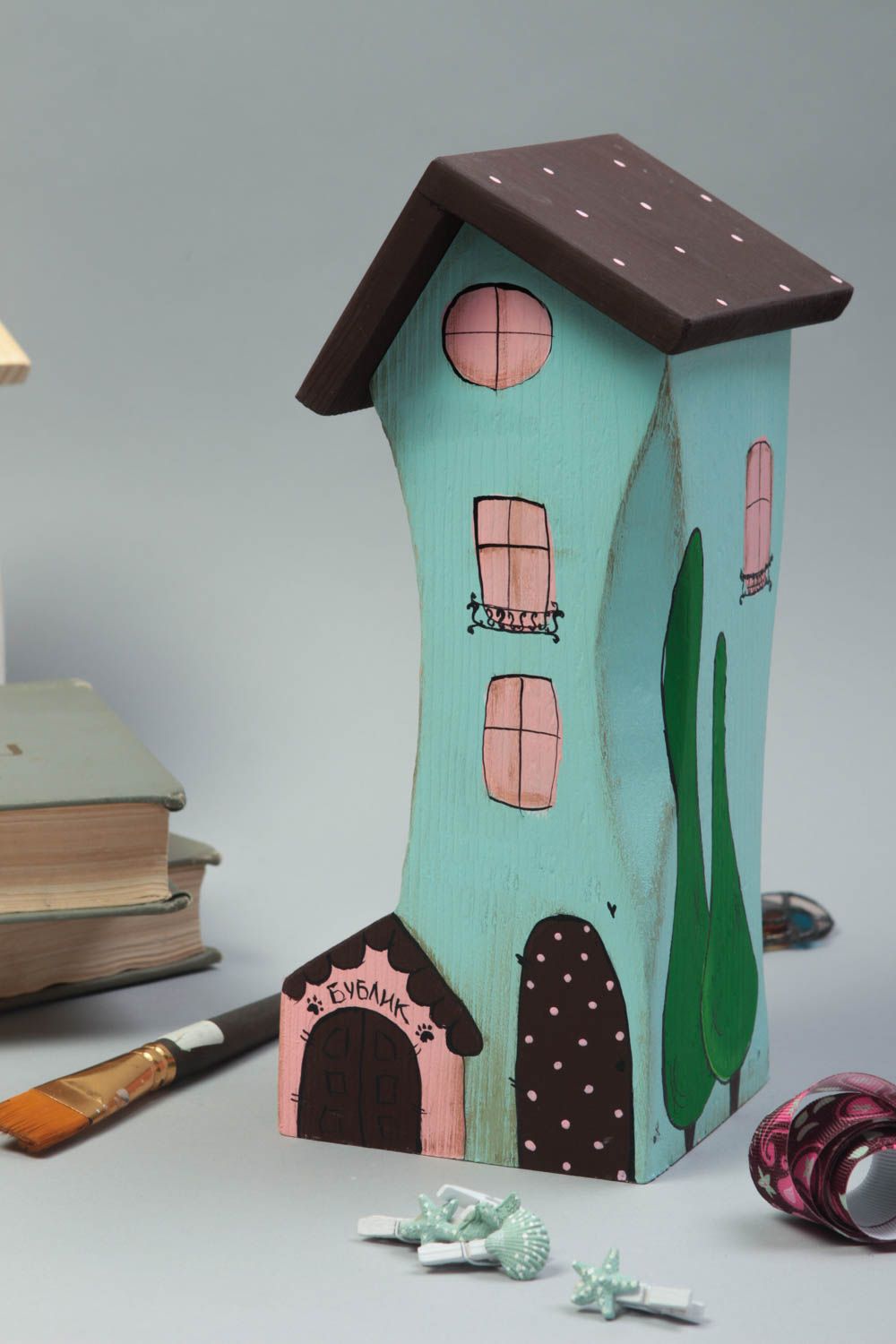 Фигурка из дерева для декора домик ручной работы из сосны голубой с будкой фото 1