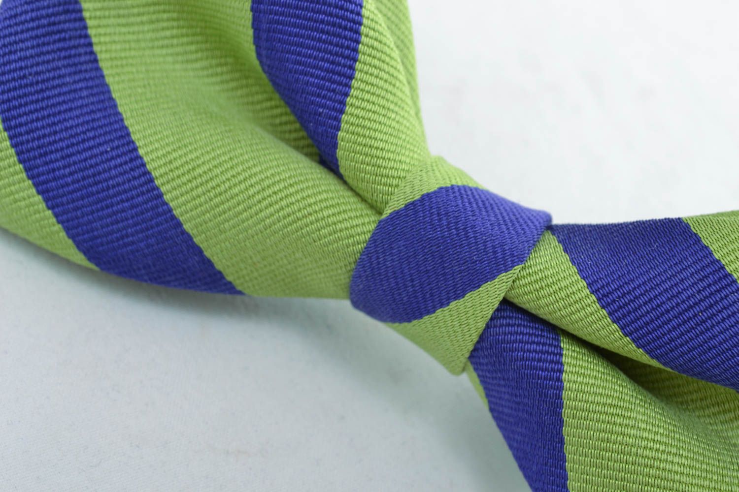 Текстильный галстук-бабочка сине-зеленый фото 2