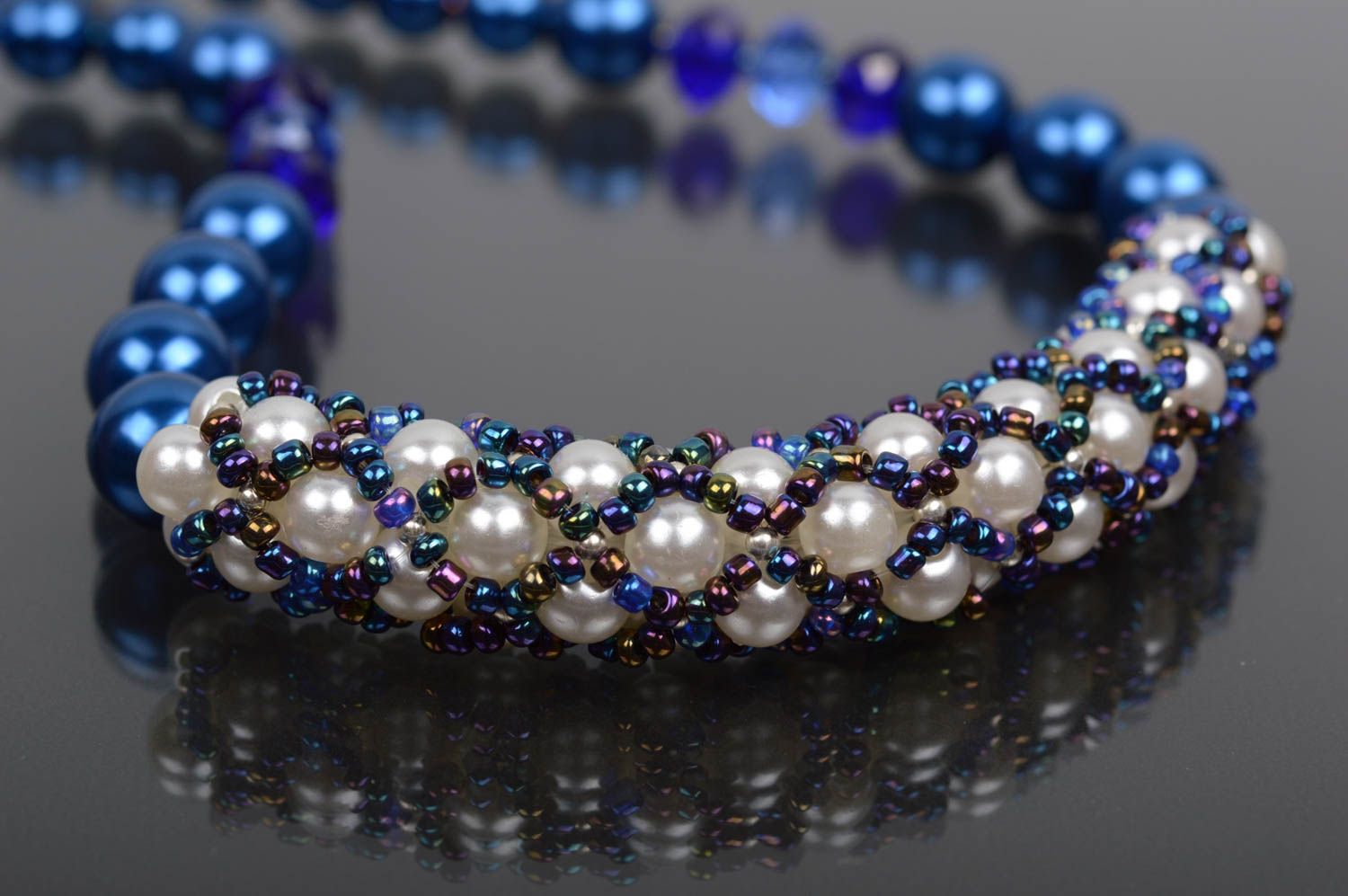 Collier bleu blanc Bijou fait main en perles de rocaille Cadeau femme original photo 4