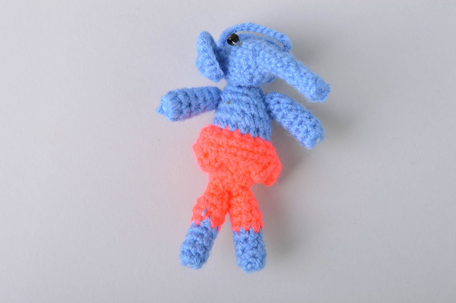 Colgante decorativo artesanal juguete tejido a ganchillo elefante azul con rojo foto 2