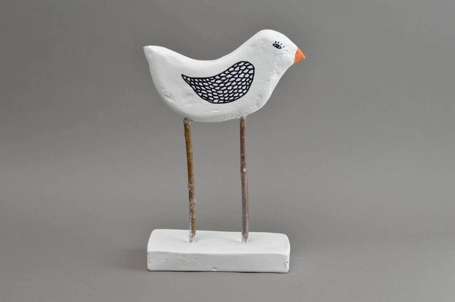 Kleine schöne originelle handmade Vogel Figur aus Gips mit Bemalung auf Ständer  foto 2