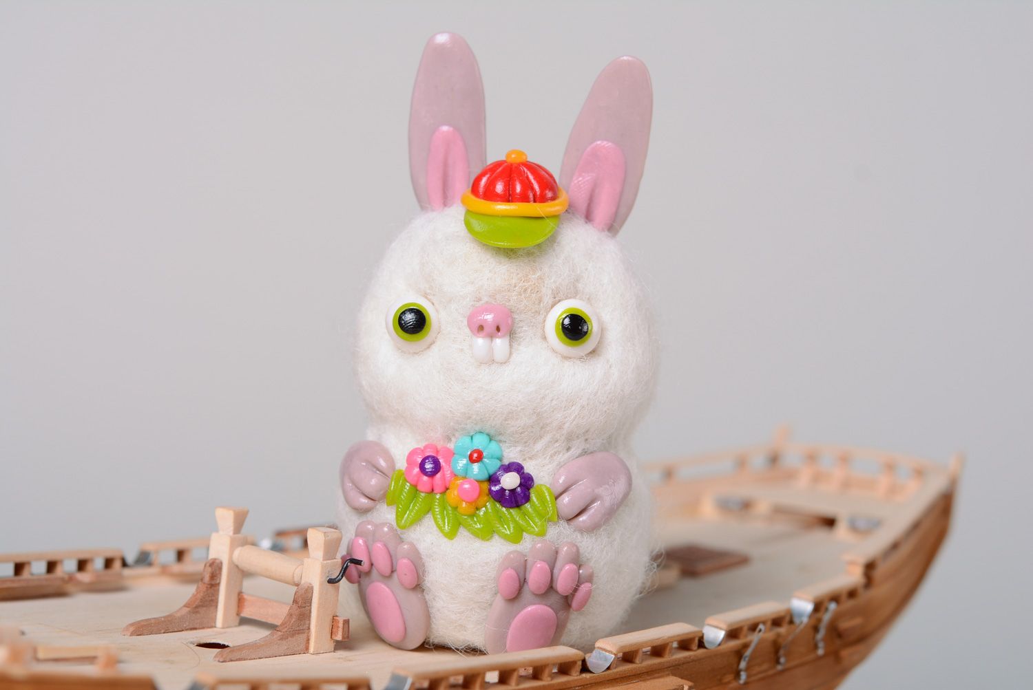 Juguete de fieltro en miniatura hecho a mano Conejo blanco foto 1