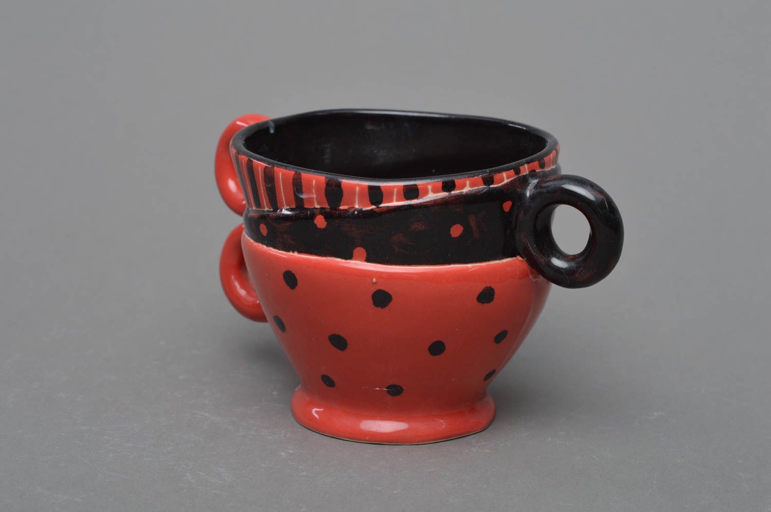 Tasse originale faite main en porcelaine avec trois anses rouge noir à pois photo 2