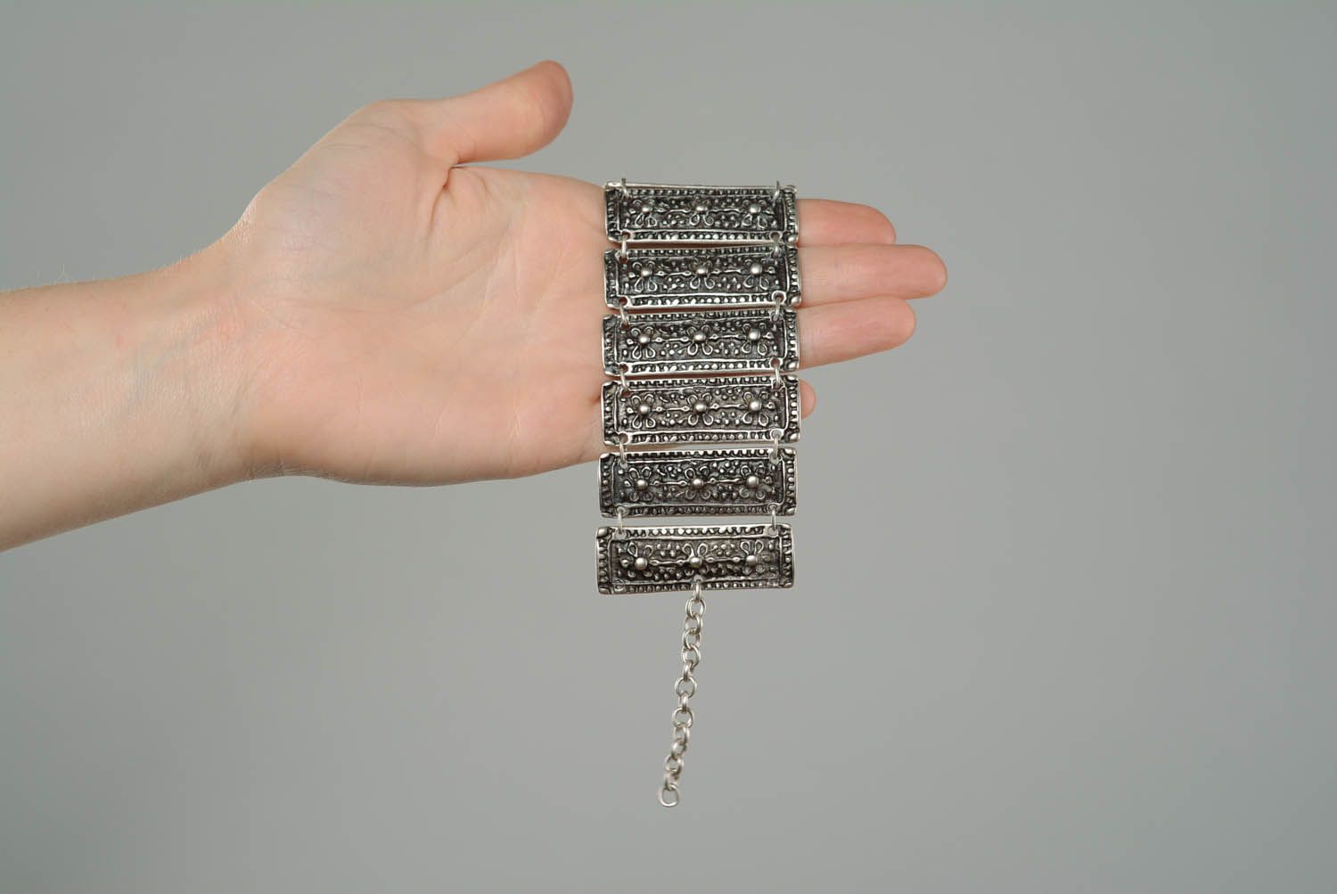 Pulseira elegante feita à mão de uma liga de metal coberta com prata foto 3