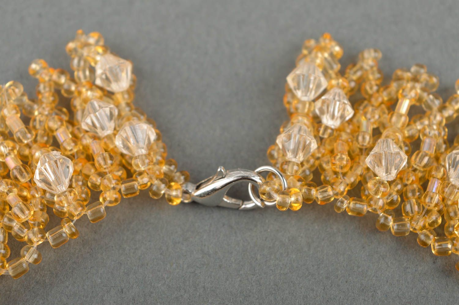 Collana di perline fatta a mano accessorio da donna in colore d oro bello foto 4