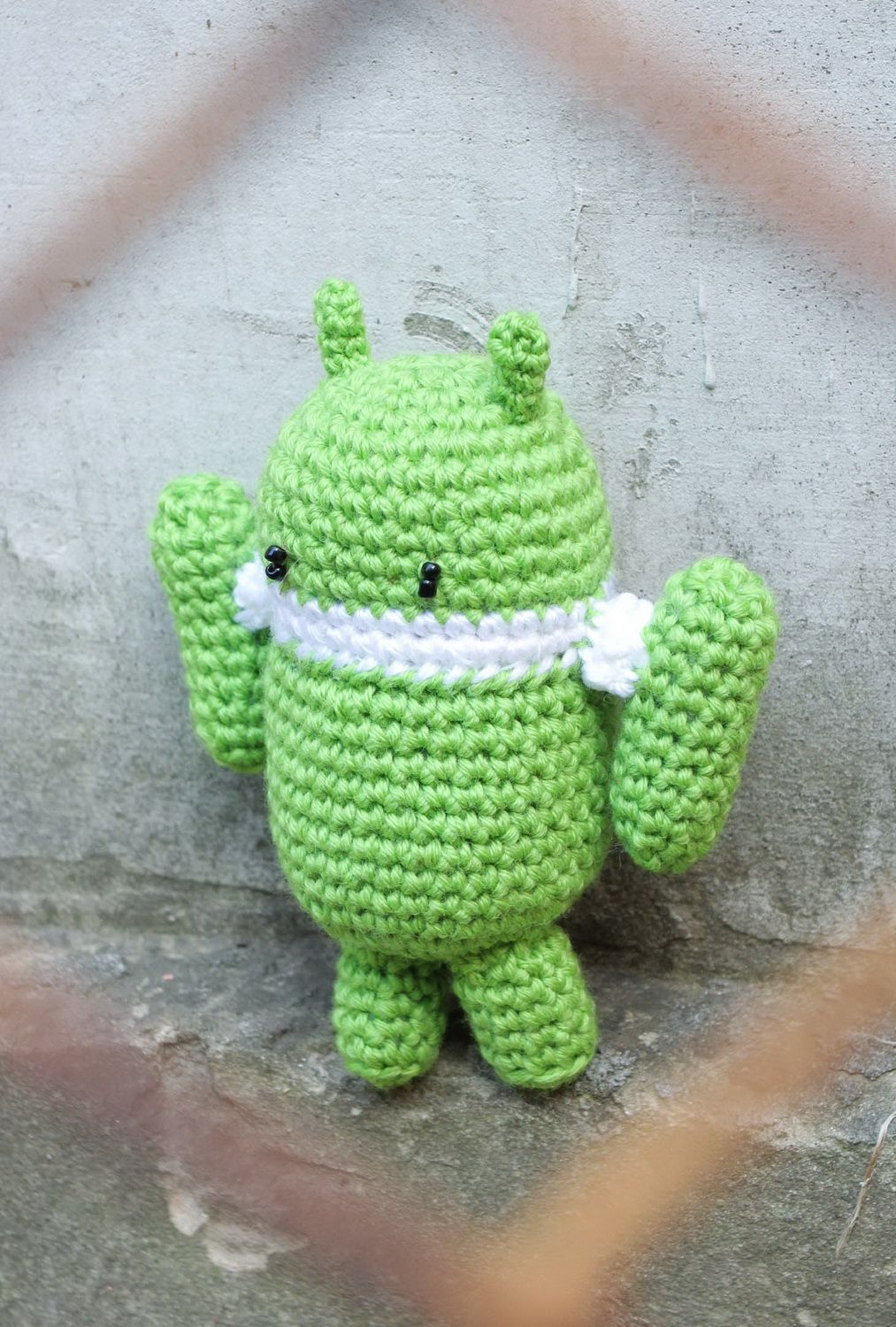 Giocattolo a maglia fatto a mano pupazzo a forma di android a uncinetto foto 5