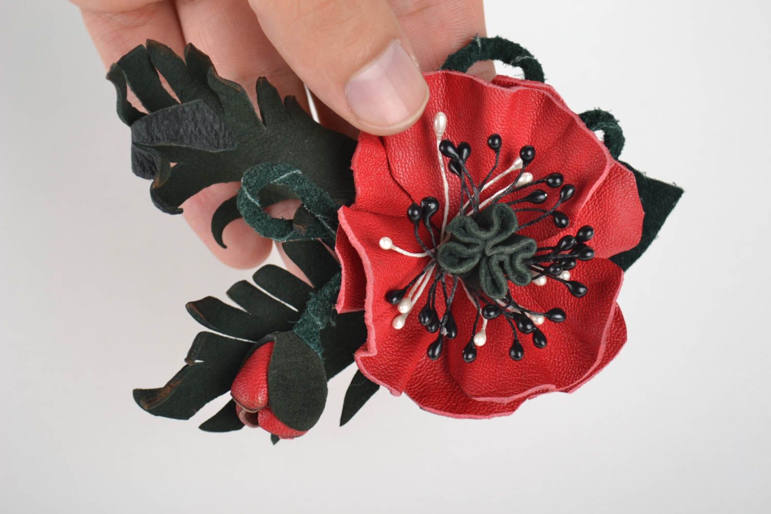 Broche fleur fait main Bijou fantaisie en cuir rouge noir Accessoire femme photo 2