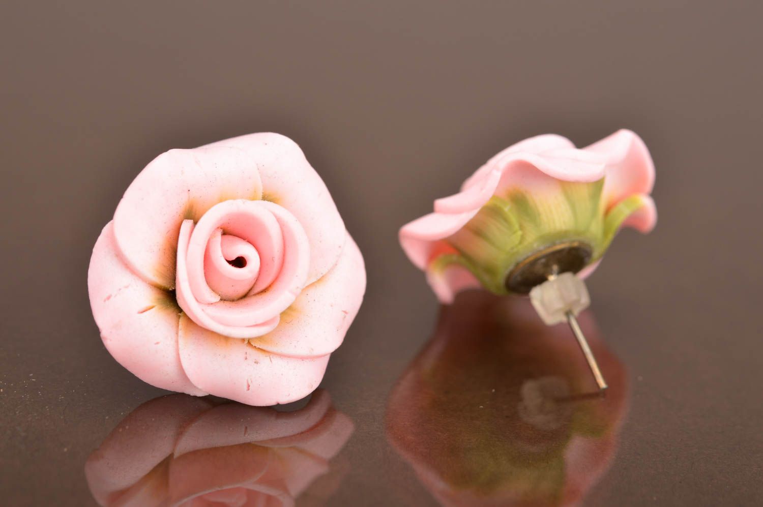 Серьги с цветами из полимерной глины гвоздики ручной работы розовые в виде роз фото 5