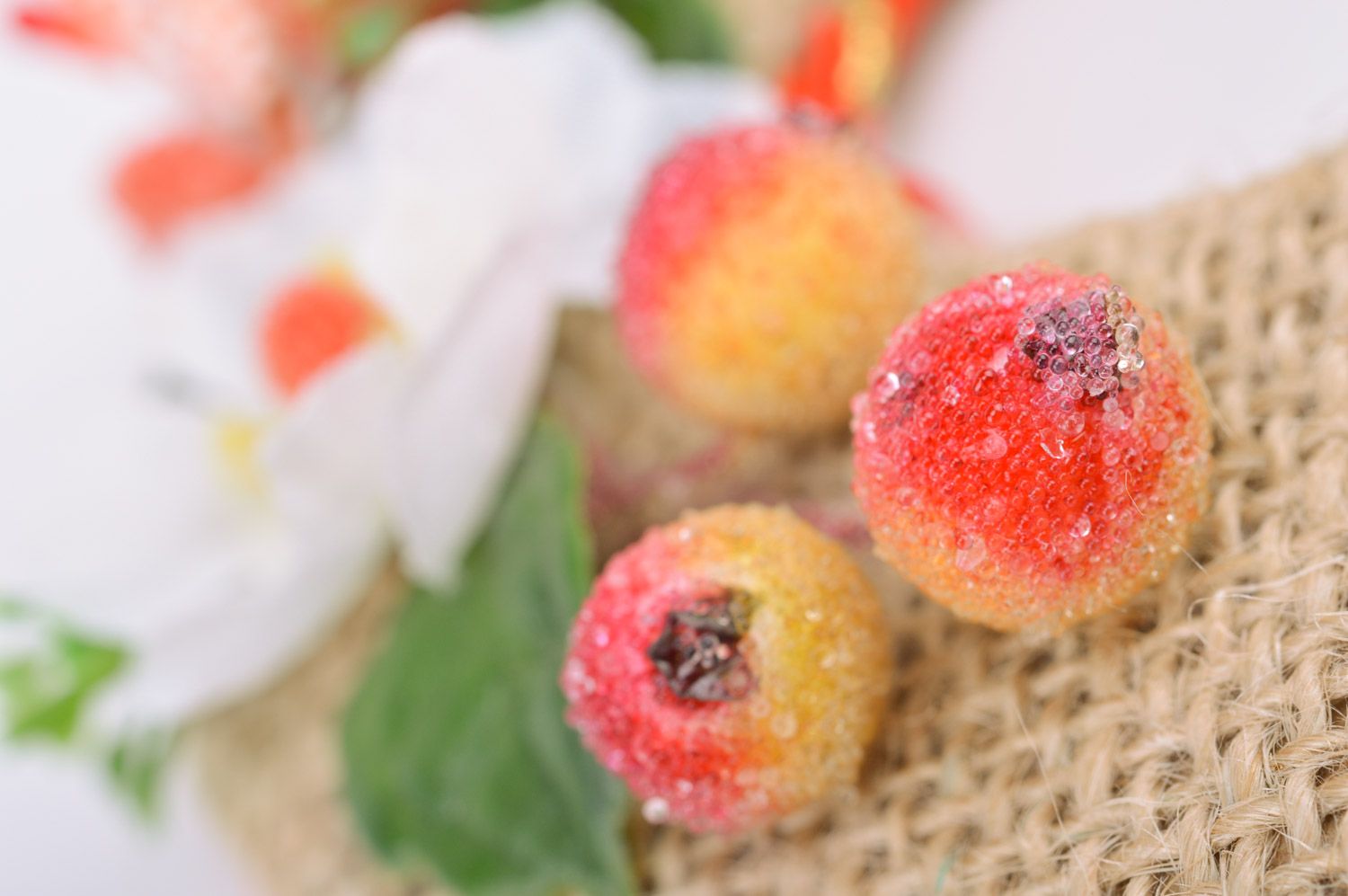 Подкова из мешковины с декором в виде цветов и ягодок с петелькой ручная работа фото 4