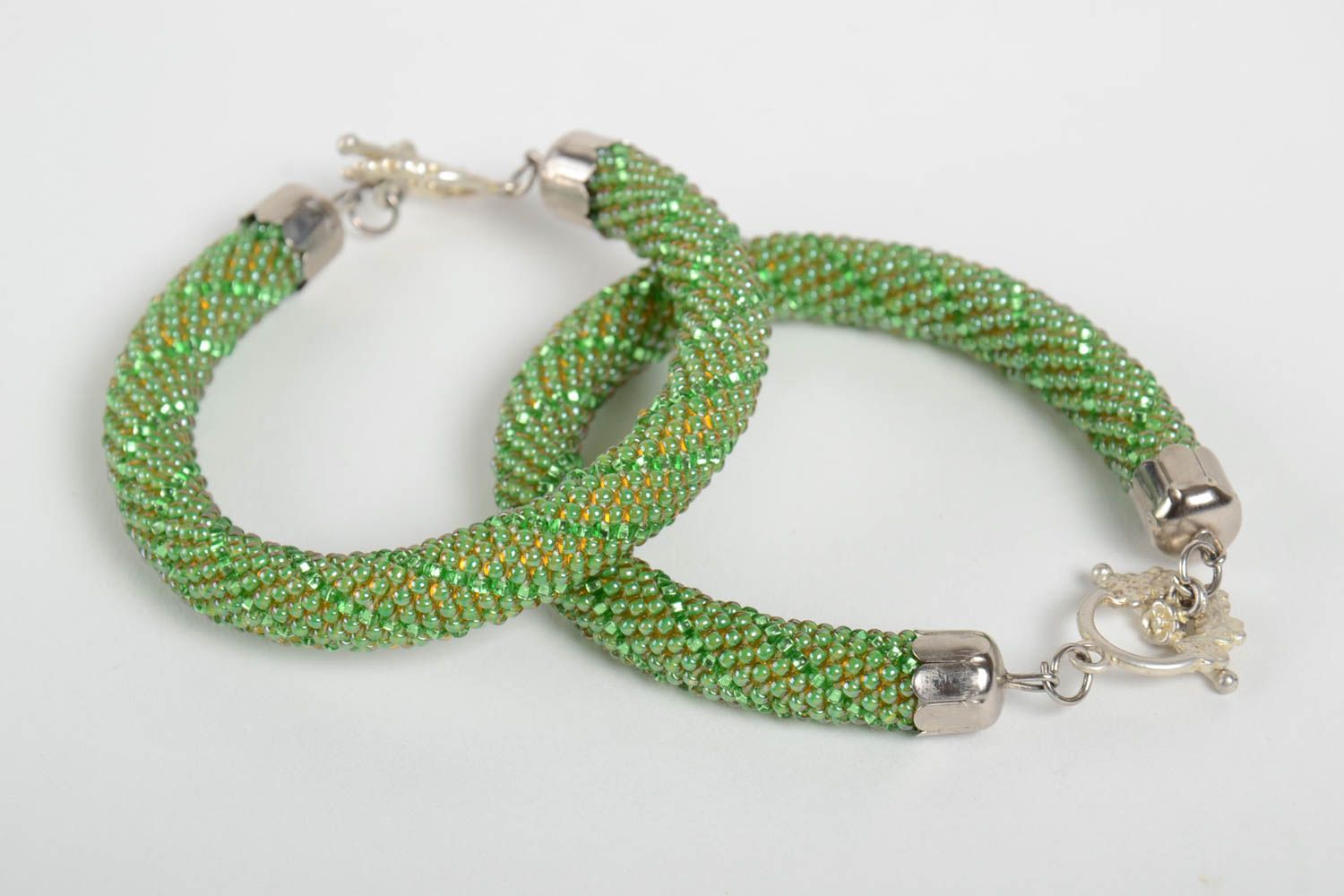 Набор браслетов-жгутов из бисера наручных толстых зеленых ручной работы 2 штуки фото 5
