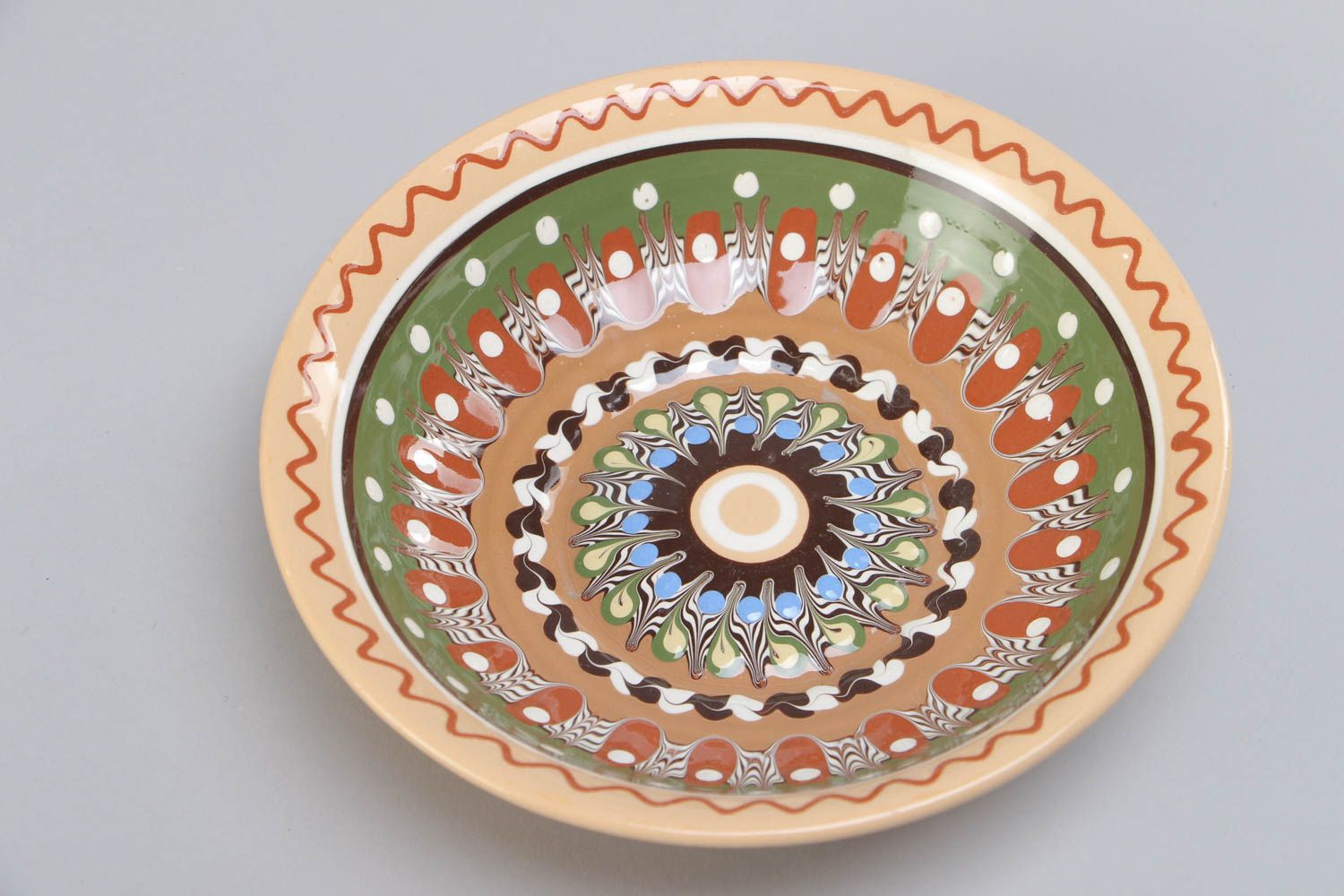 Керамическая тарелка глубокая с росписью цветными эмалями для подачи блюд хенд мэйд фото 3