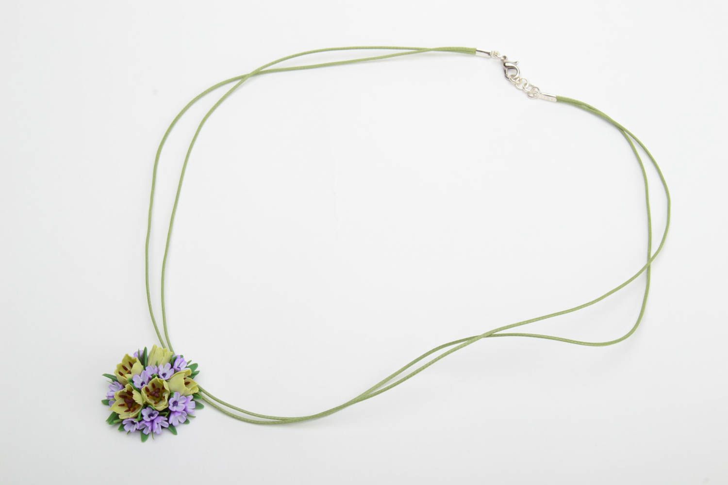 Violetter zarter Blumen Anhänger aus Polymer Ton handmade Schmuck für Frauen  foto 2