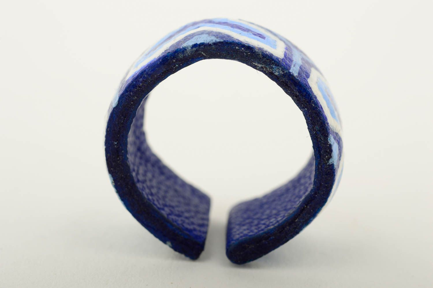 Кольцо ручной работы необычное украшение кожаный аксессуар синий с росписью фото 5