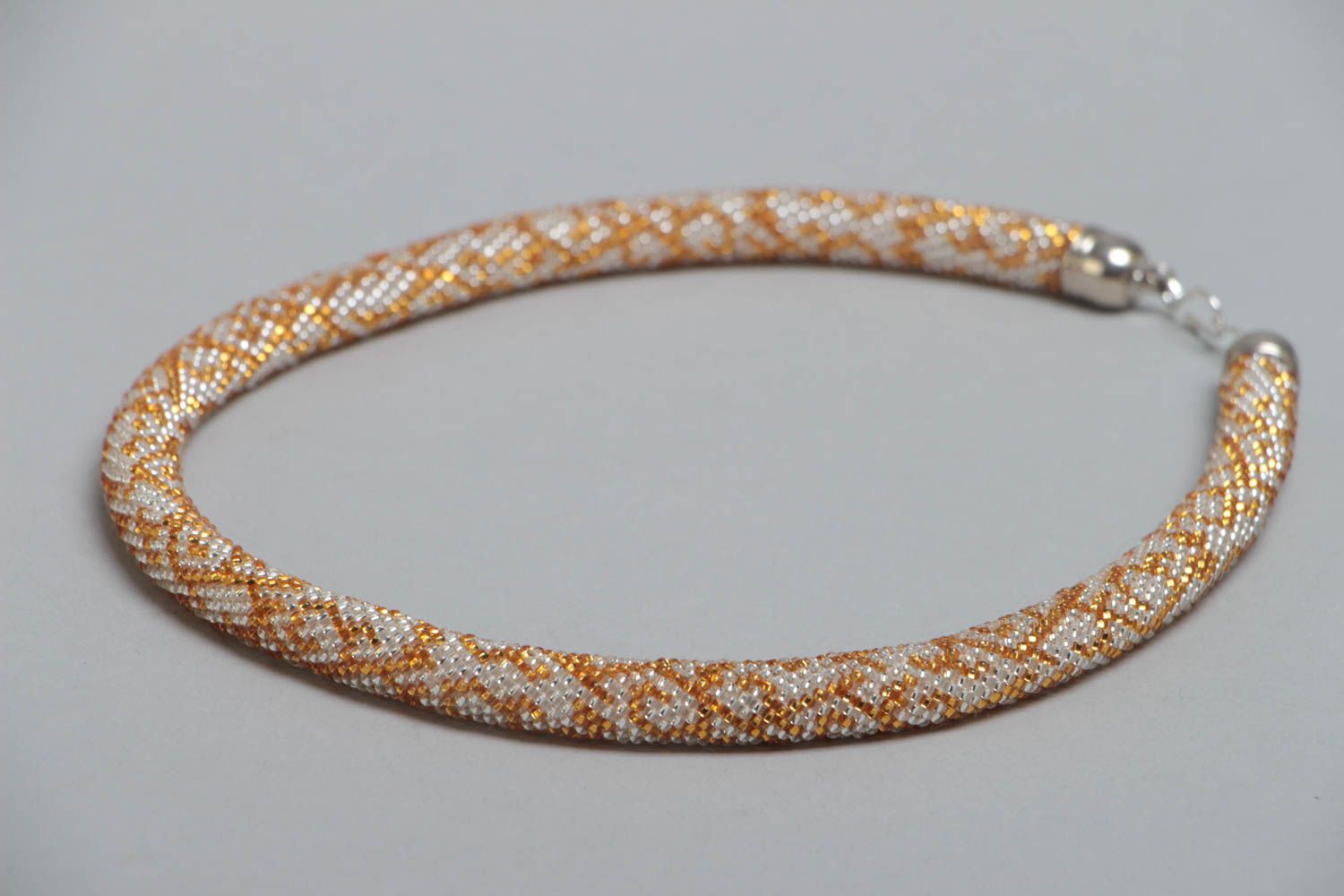 Collier spirale en perles de rocaille couleur or et blanc original fait main photo 3