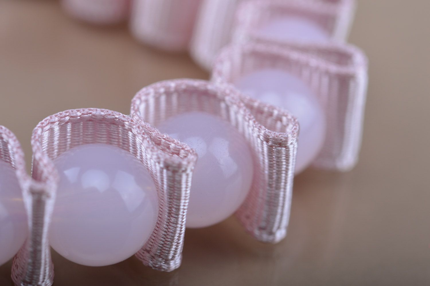 Bracelet en perles de plastique et ruban reps rose fait main cadeau romantique photo 4