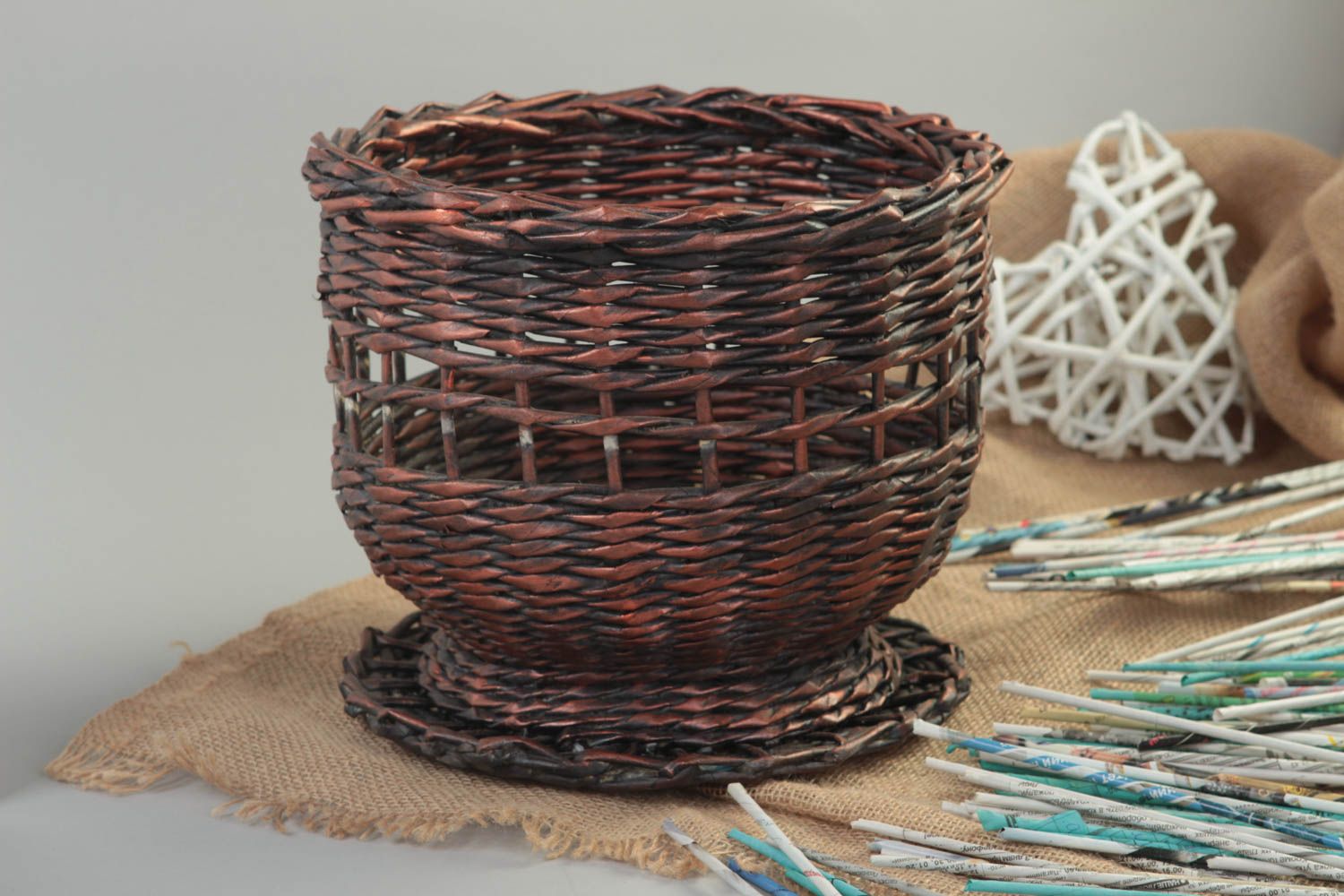 Декоративное кашпо плетеное ручной работы из бумаги коричневого цвета  фото 1