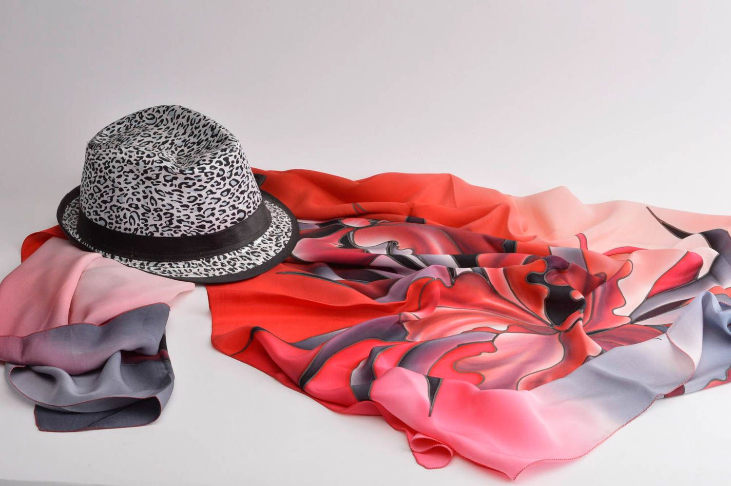 Красный платок ручной работы платок из шелка авторский оригинальный подарок фото 1