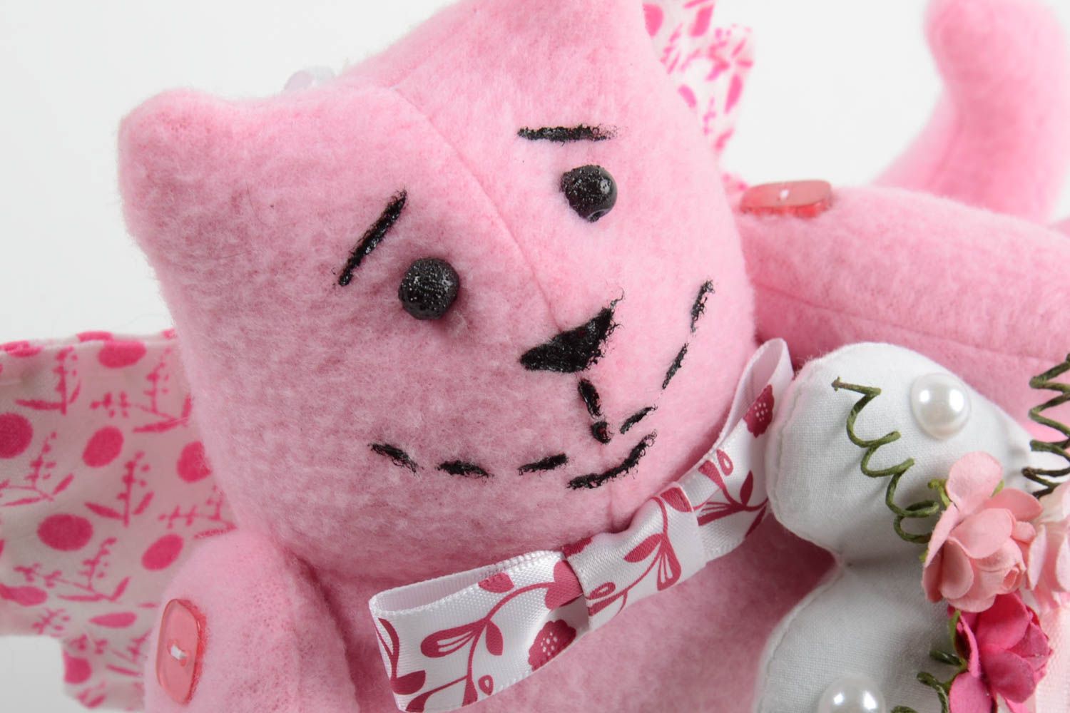Мягкая интерьерная подвеска в виде розового кота из флиса ручной работы фото 5