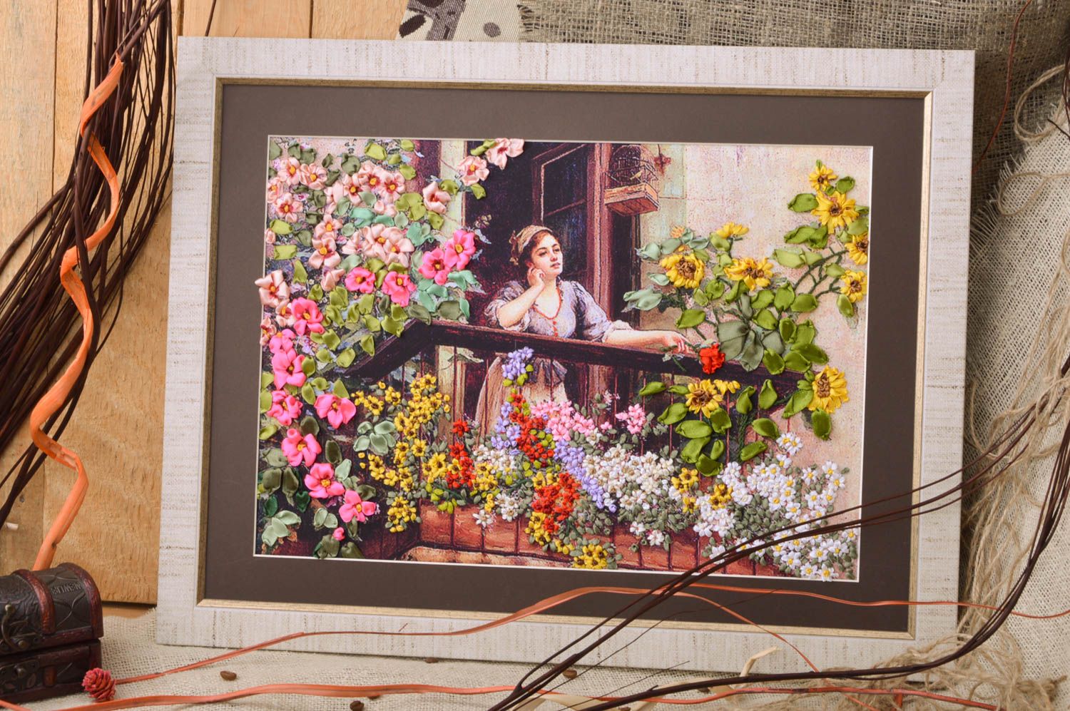 Cuadro bordado con cintas de raso artesanal en lienzo con flores en marco foto 1
