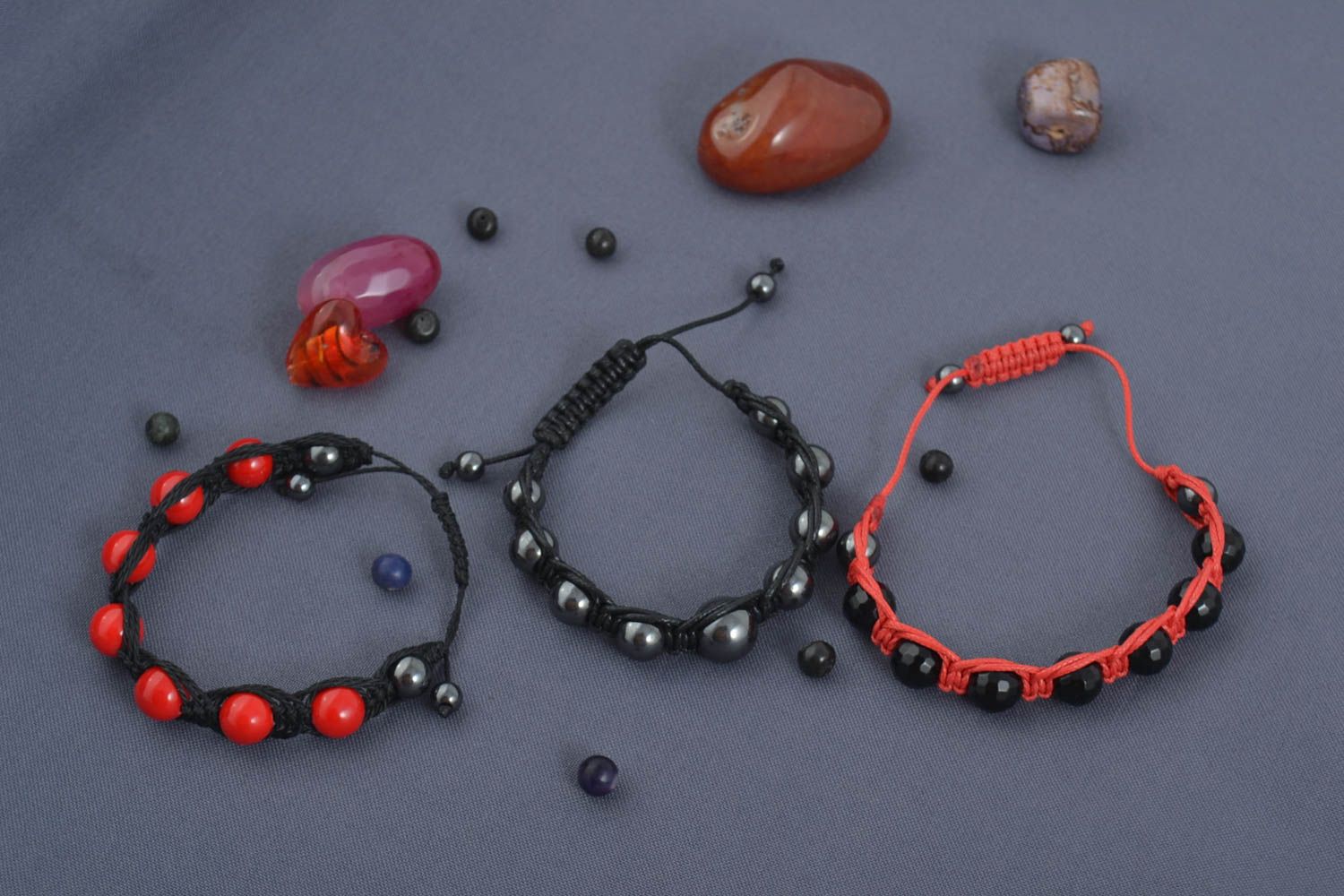 Bracelets en pierres Bijoux fait main Accessoires femme rouges noirs 3 pièces photo 1