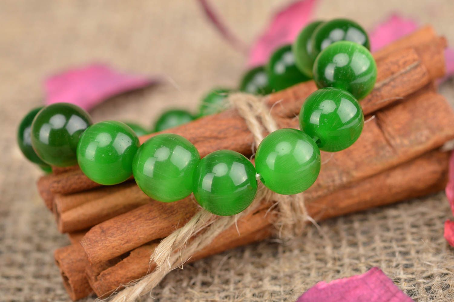 Зеленый браслет из бусин на резинке украшение ручной работы на каждый день  фото 1
