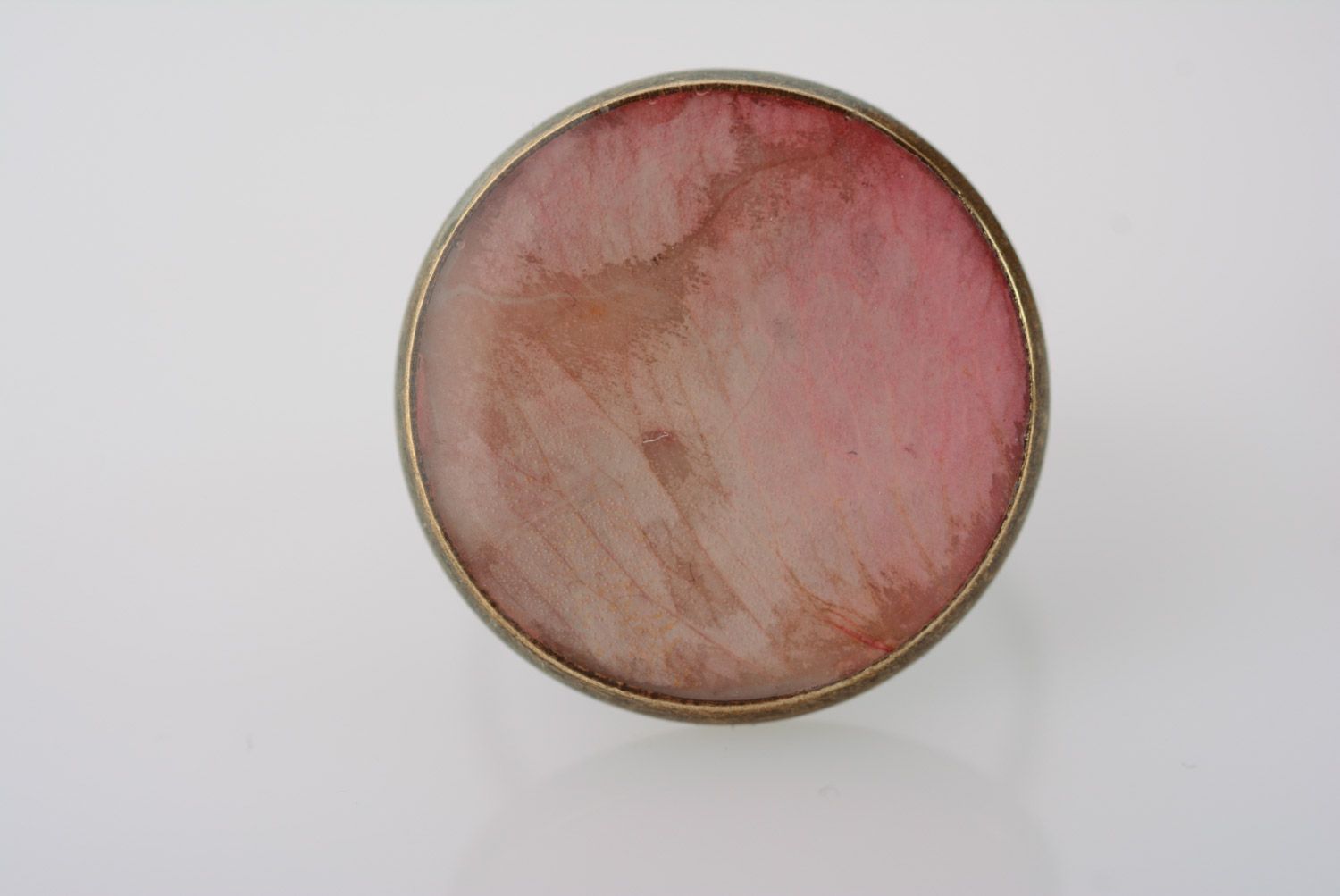 Anillo artesanal con pétalo de flor en resina epoxi con talla ajustable de color rosado foto 2