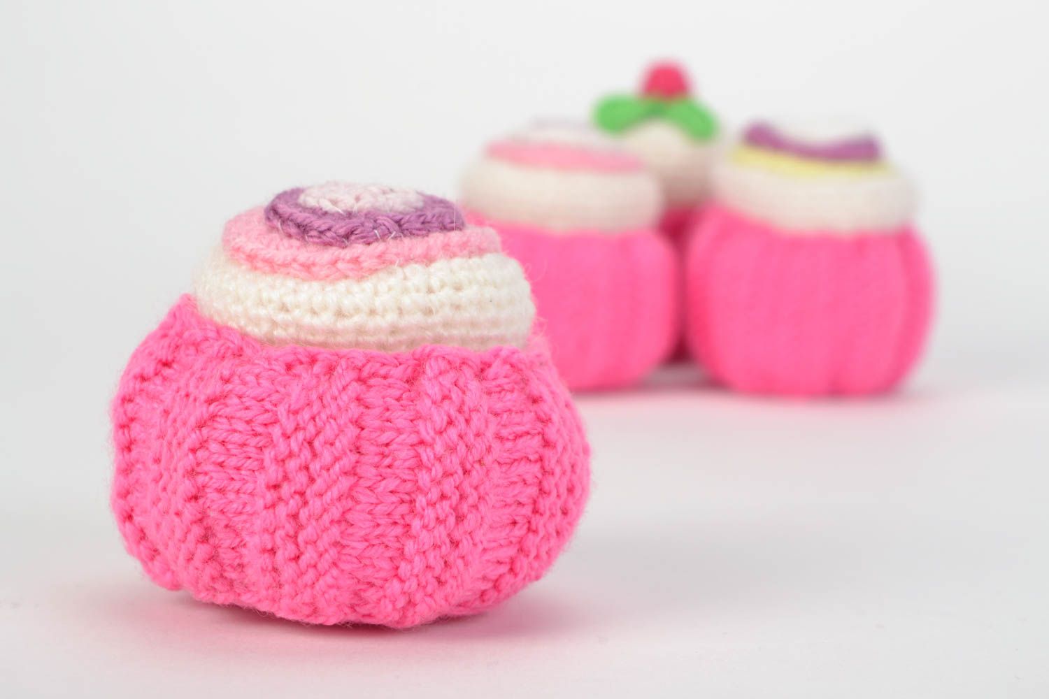 Juguete de peluche tejido a ganchillo artesanal de lana rosado para decoración  foto 1