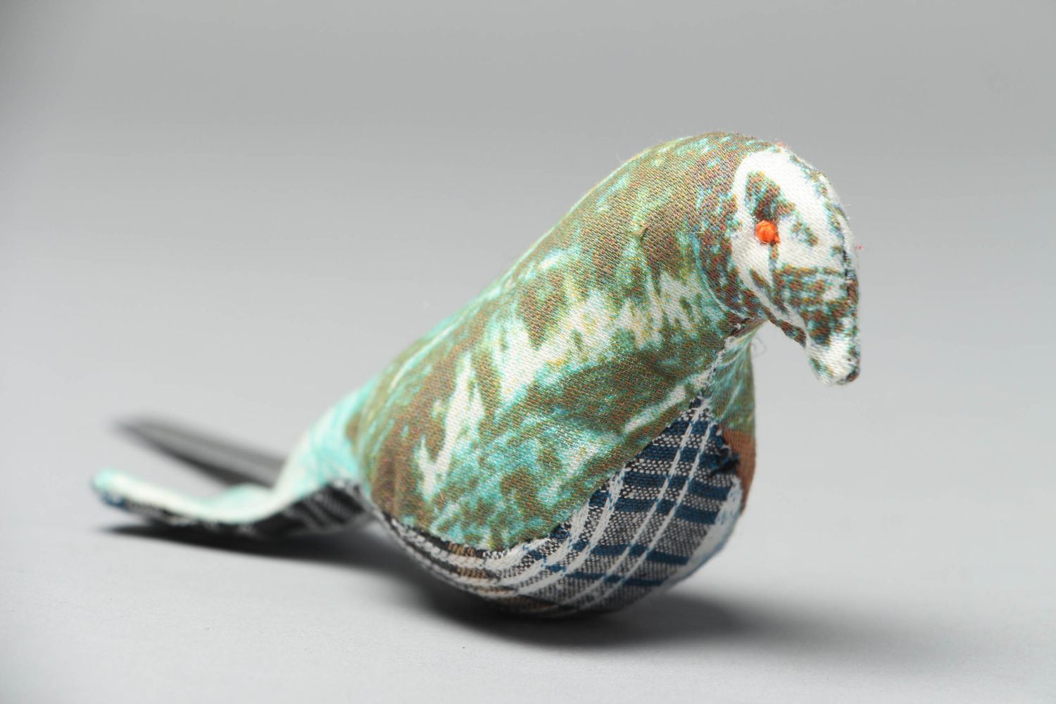 Jouet décoratif en tissu de satin et coton fait main en forme d'oiseau photo 1